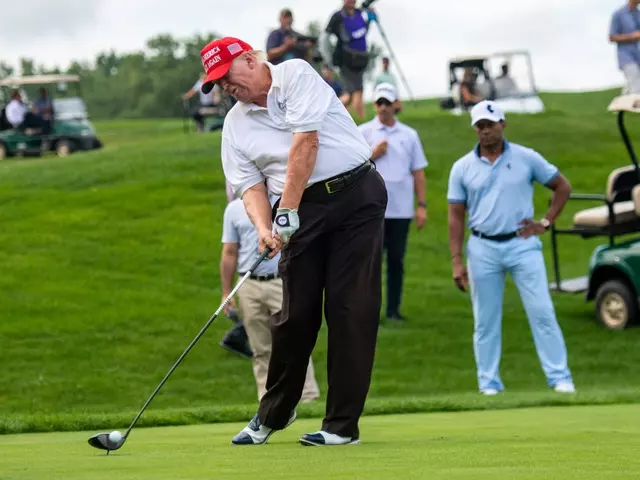 Donald Trump golf üyelikleri için ödeme yapıyor mu?
